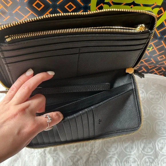 Tory Burch Robinson Passport Continental Wallet Black Gold